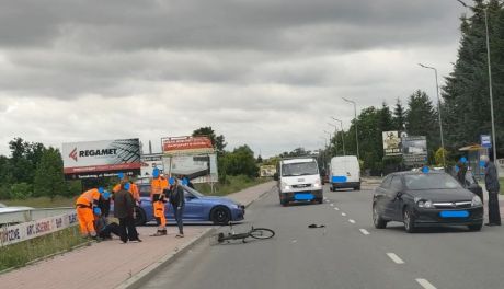 Zdarzenie drogowe z udziałem rowerzysty i auta osobowego na Alei Warszawskiej w Tarnobrzegu