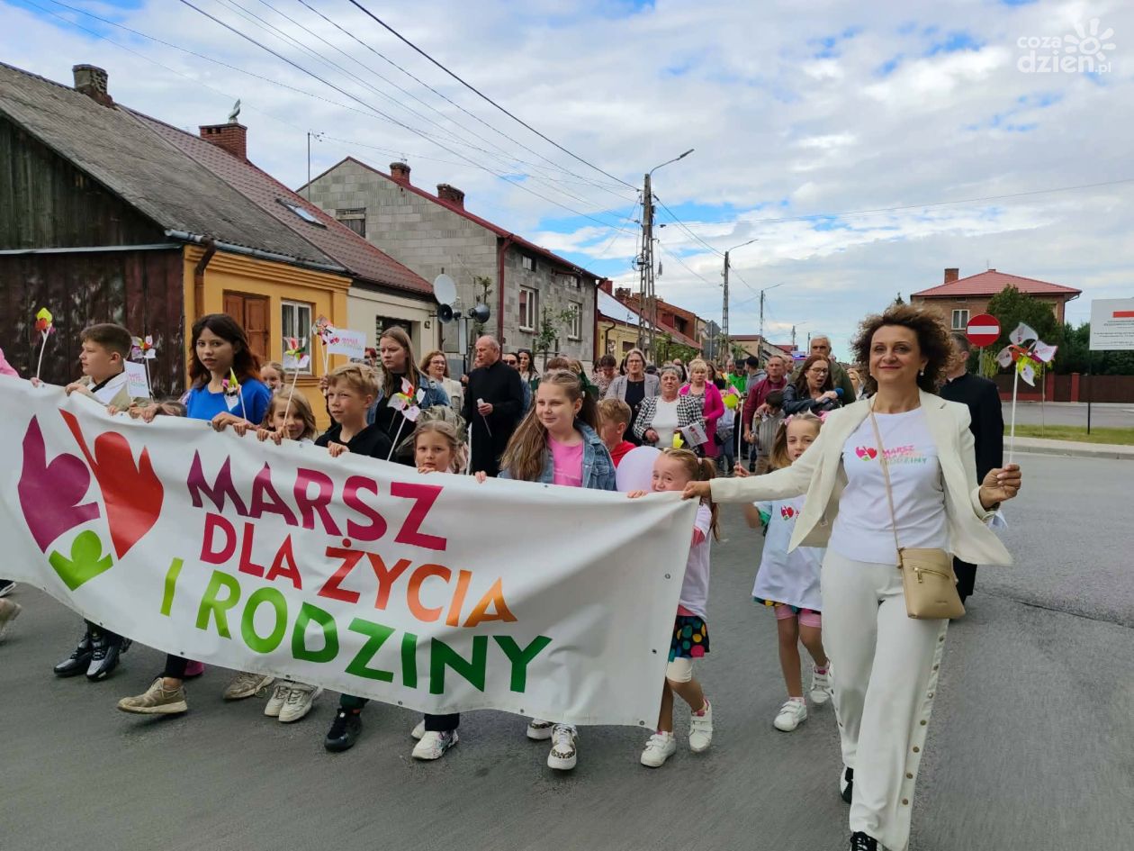 Marsz dla Życia i Rodziny w Koprzywnicy. Wspólny przemarsz i rodzinny piknik przyciągnęły tłumy [ZDJĘCIA]