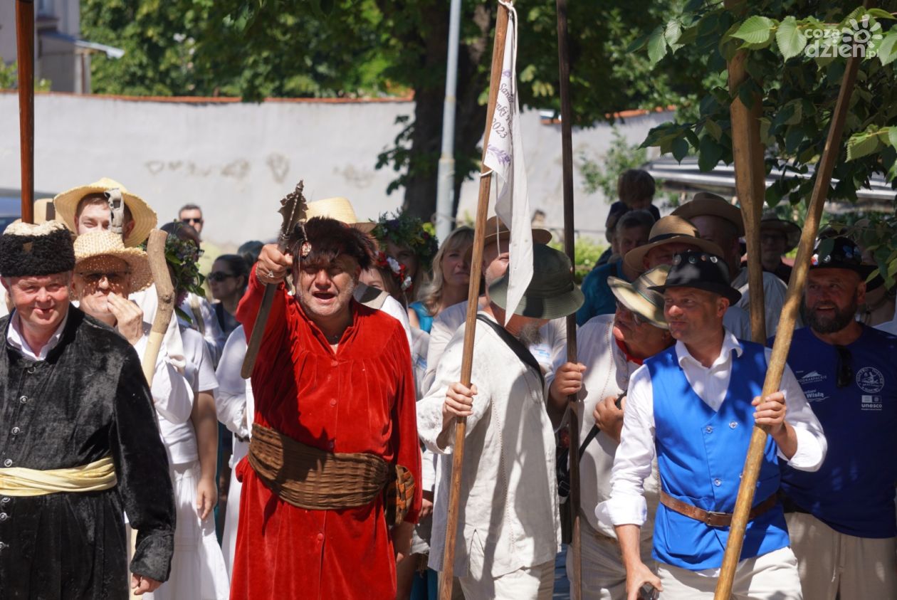 Flisacy „zdobyli” Sandomierz. Barwna inscenizacja pod Bramą Opatowską