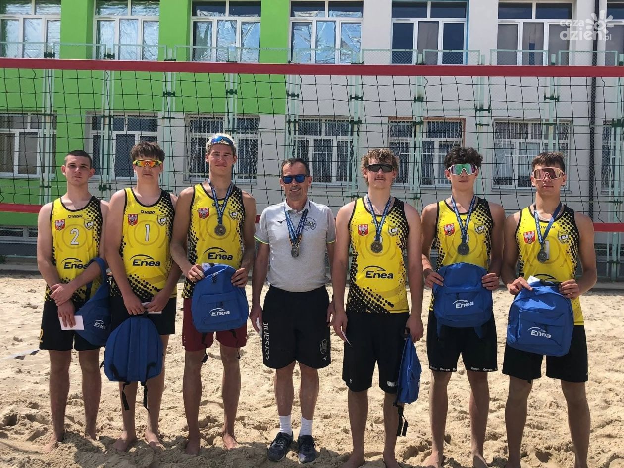 Czarni Połaniec zdominowali mistrzostwa województwa juniorów w siatkówce plażowej