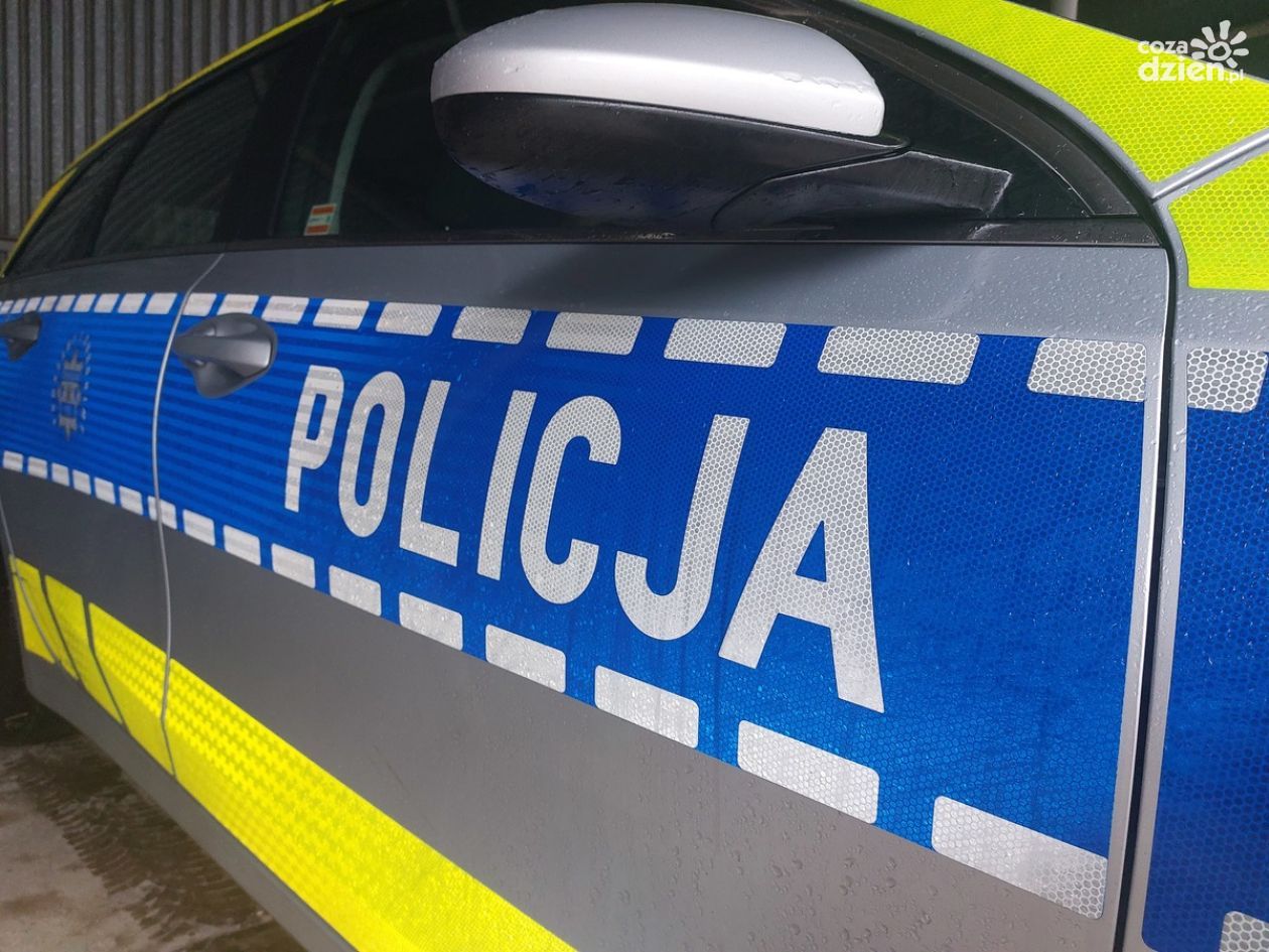 Drift na drodze publicznej zakończony utratą prawa jazdy. 21-latek ukarany przez policję