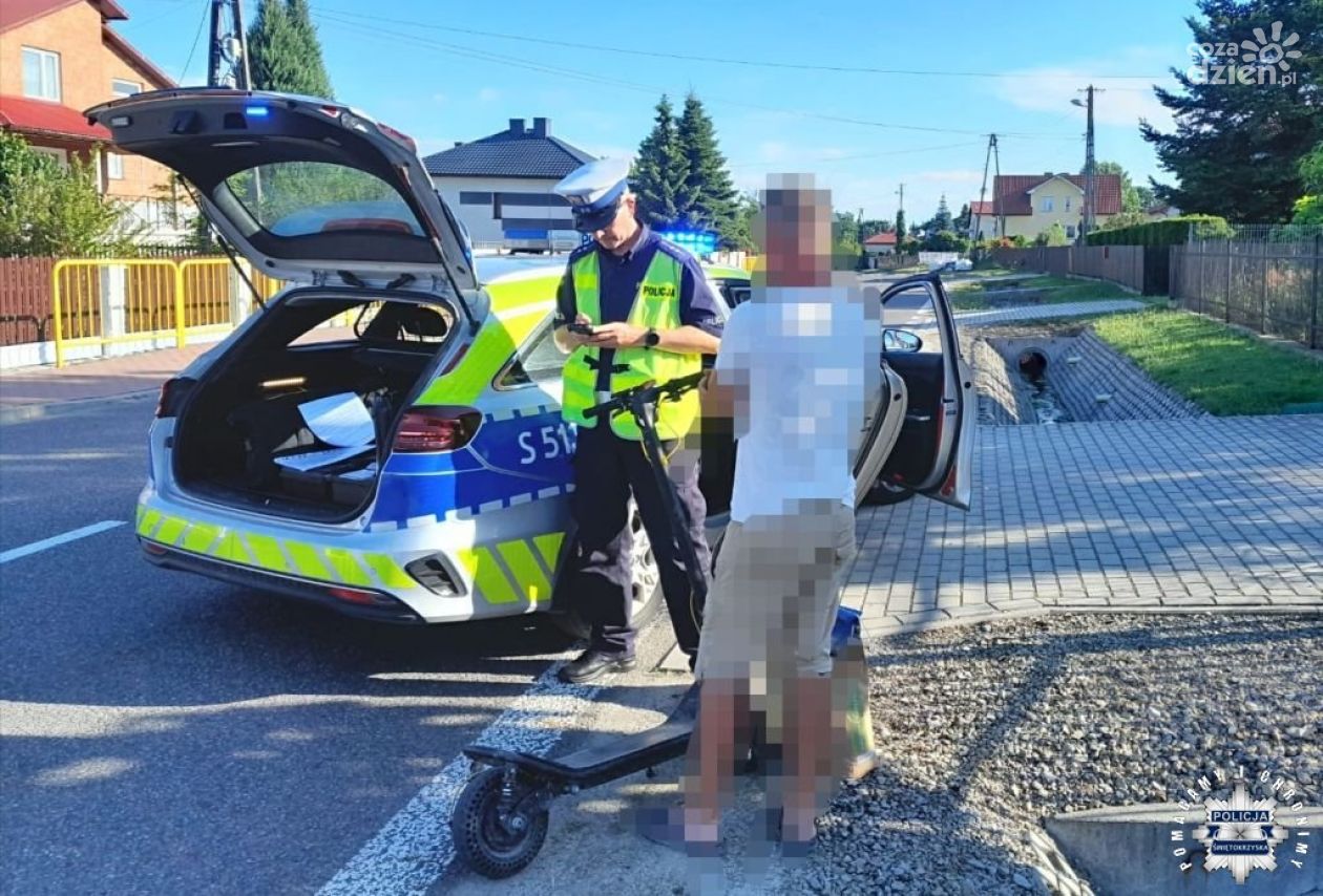 Zygzakiem przez drogę wojewódzką. 34-latek z blisko 2 promilami i 10-kilogramowym ładunkiem na hulajnodze