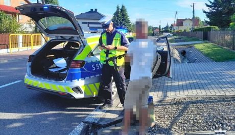 Zygzakiem przez drogę wojewódzką. 34-latek z blisko 2 promilami i 10-kilogramowym ładunkiem na hulajnodze