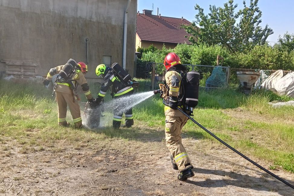 Pożar butli gazowej w Pęchowie. Interwencja straży pożarnej, dwie osoby trafiły do szpitala