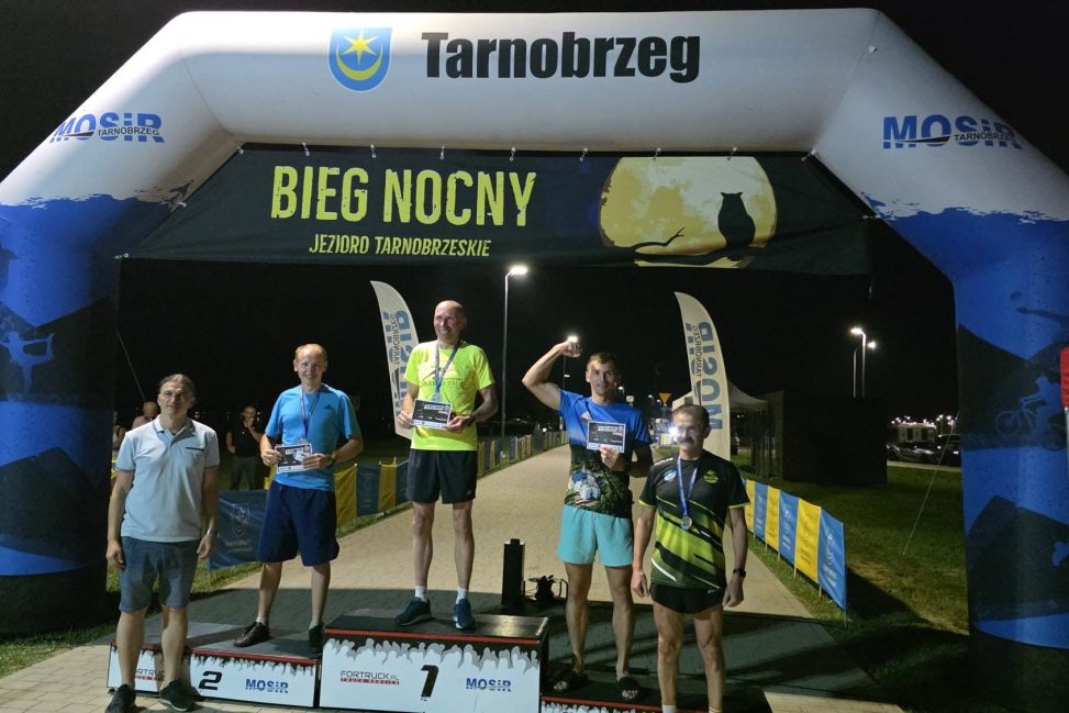 Rekordowa frekwencja i sportowe emocje nad Jeziorem Tarnobrzeskim podczas VI Biegu Nocnego