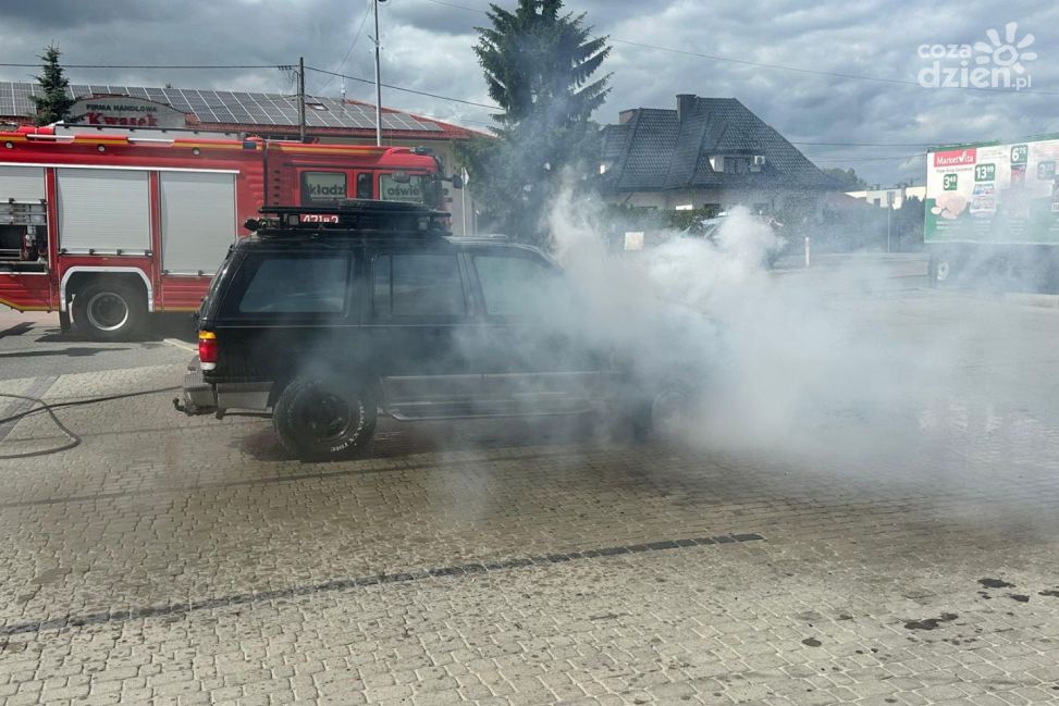 Pożar samochodu na parkingu przy sklepie Majk w Sandomierzu