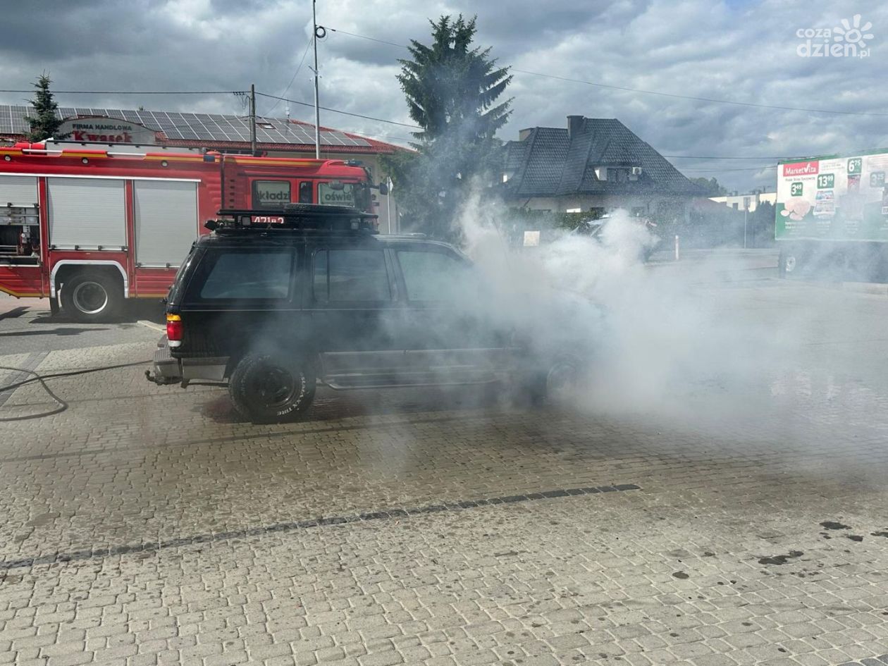 Pożar samochodu na parkingu przy sklepie Majk w Sandomierzu
