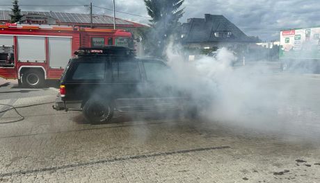 Pożar samochodu na parkingu przy sklepie Majk w Sandomierzu