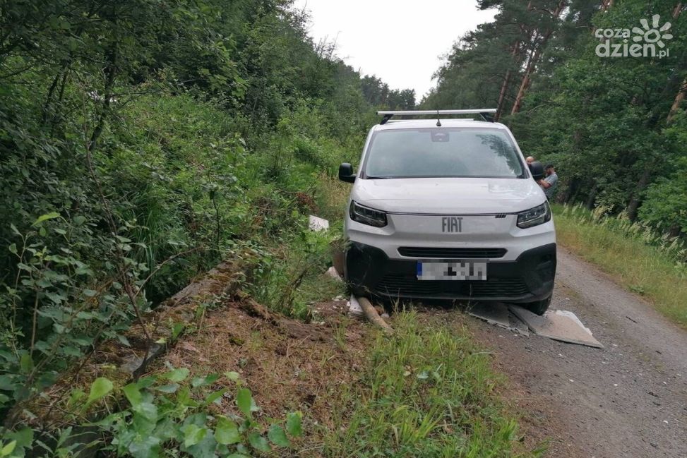 Zabrał firmowe auto i porzucił je w lesie. 21-latek miał sądowy zakaz prowadzenia pojazdów