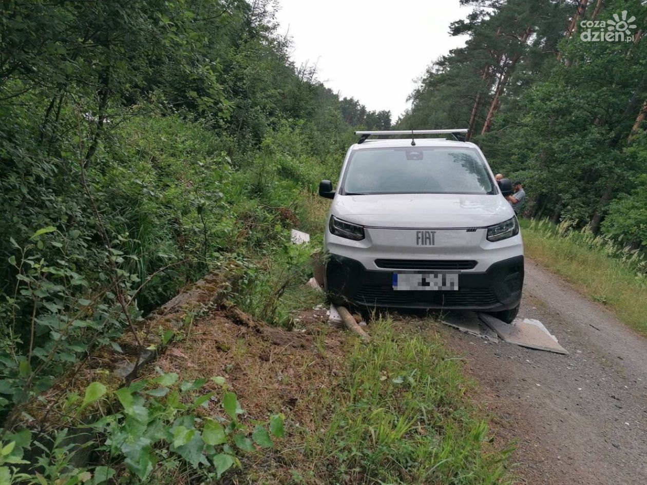 Zabrał firmowe auto i porzucił je w lesie. 21-latek miał sądowy zakaz prowadzenia pojazdów