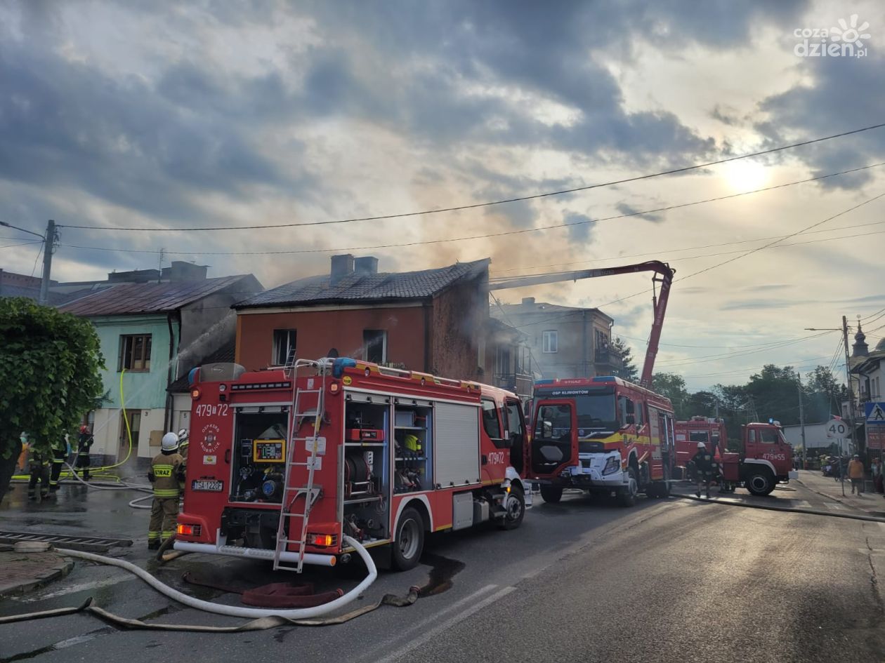 Rozległy pożar w Klimontowie. Służby zakończyły działania, policja wyjaśnia przyczynę