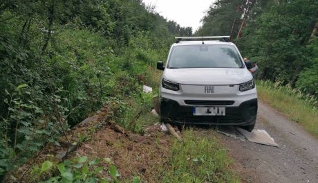 Zabrał firmowe auto i porzucił je w lesie. 21-latek miał sądowy zakaz prowadzenia pojazdów