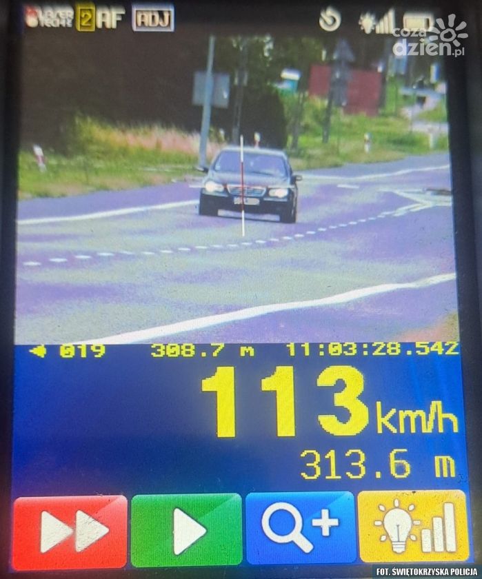 Pędził 113 km/h w terenie zabudowanym. Kierowca Mercedesa stracił prawo jazdy