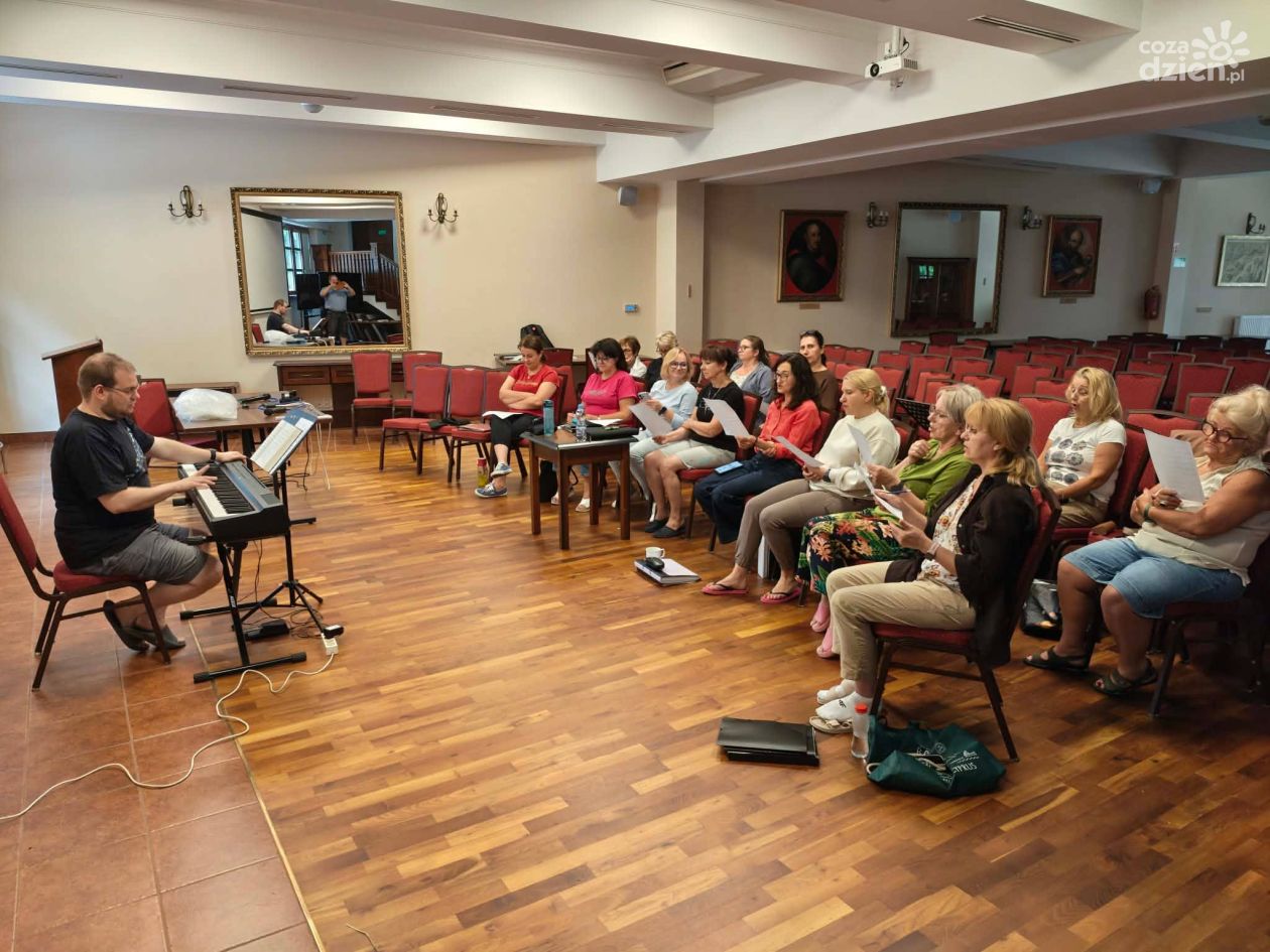 Muzyka w ogrodach sandomierskiego hotelu. Chór Cantata z Niepołomic wystąpi w Sandomierzu