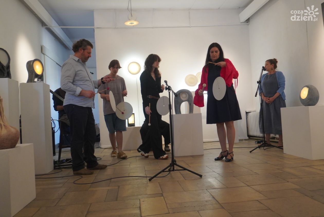 „Międzyświaty” w BWA w Sandomierzu. Sztuka porcelany i dźwięku w nowej odsłonie