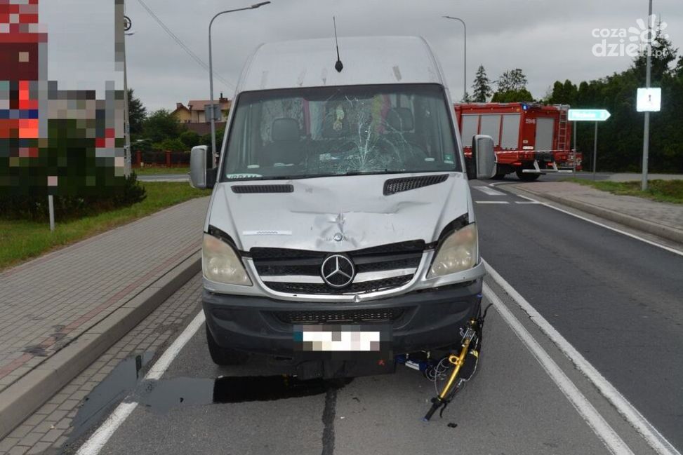 Wypadek w Agatówce. Nietrzeźwy kierujący hulajnogą potrącony przez busa