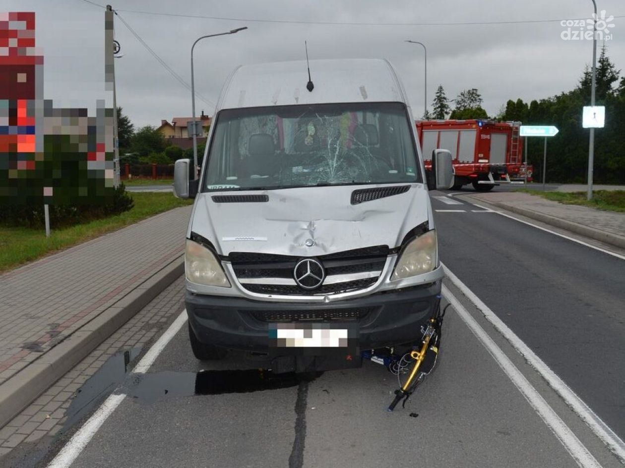 Wypadek w Agatówce. Nietrzeźwy kierujący hulajnogą potrącony przez busa