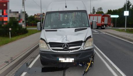 Wypadek w Agatówce. Nietrzeźwy kierujący hulajnogą potrącony przez busa