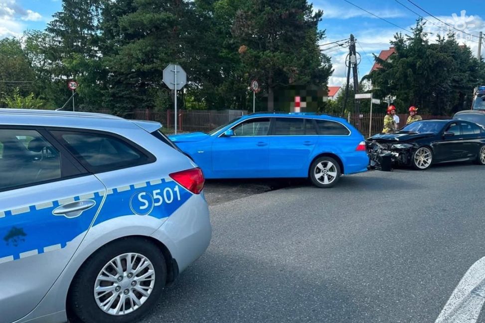 Zderzenie dwóch BMW na ul. Lwowskiej w Sandomierzu. Jedna osoba trafiła do szpitala