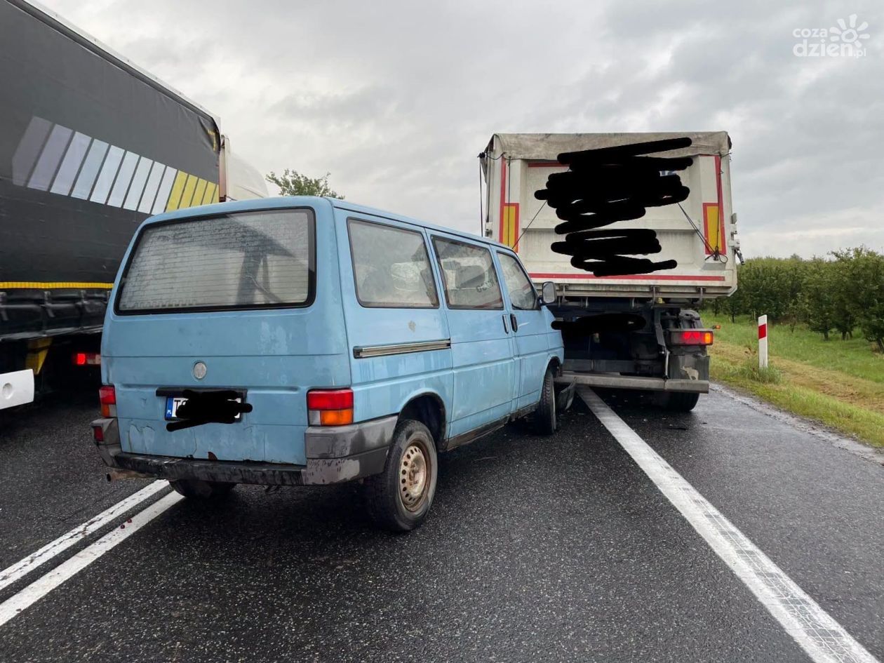 Zderzenie busa z ciężarówką. Kierowca w szpitalu 