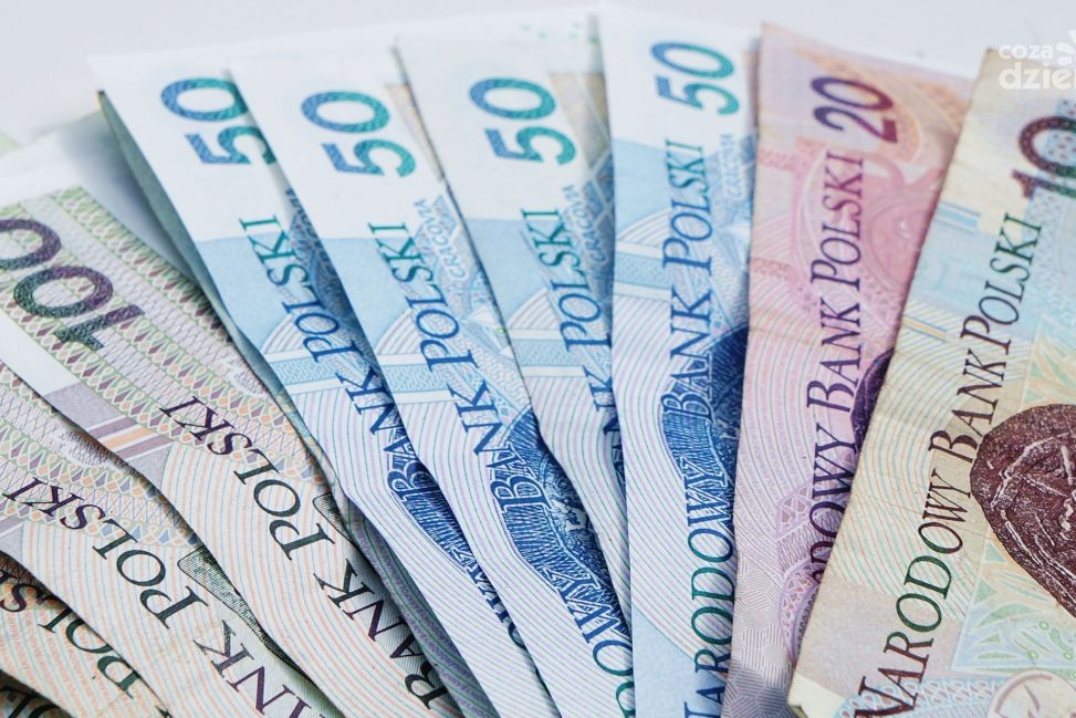 Emerytury i renty wypłacone wcześniej. ZUS podał terminy sierpniowych przelewów