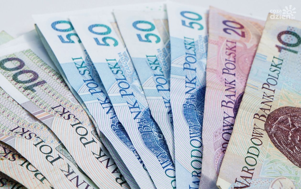 Emerytury i renty wypłacone wcześniej. ZUS podał terminy sierpniowych przelewów