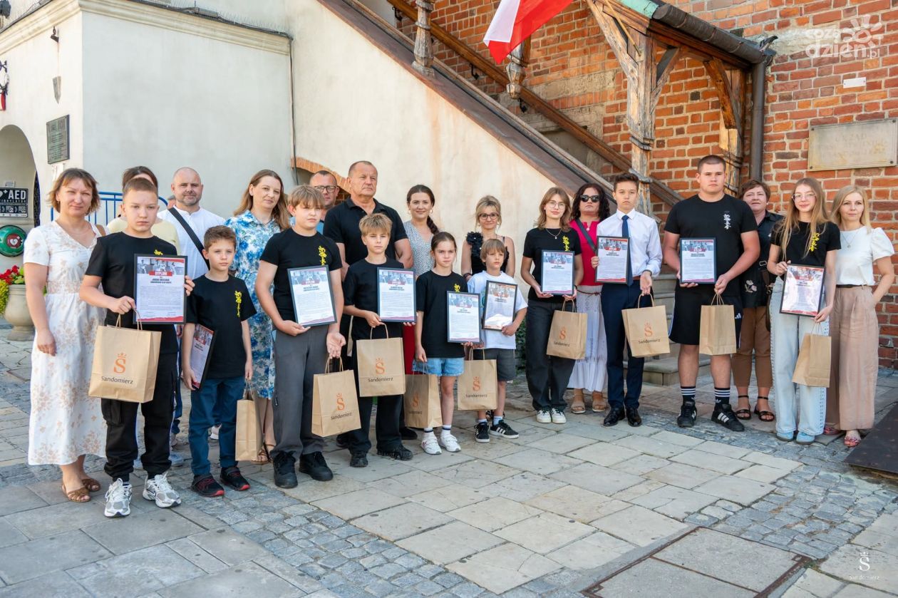 Karatecy z Sandomierza docenieni przez władze miasta za sportowe sukcesy