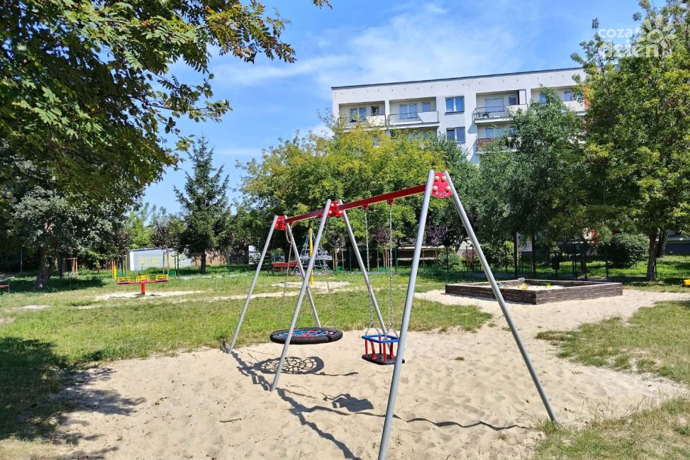 Sandomierz modernizuje place zabaw. Miasto wymienia zużyte urządzenia na nowe