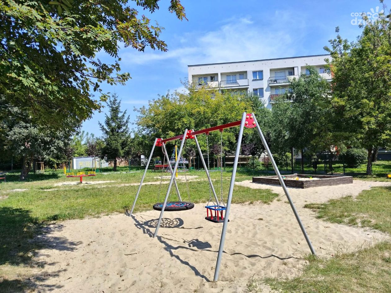 Sandomierz modernizuje place zabaw. Miasto wymienia zużyte urządzenia na nowe
