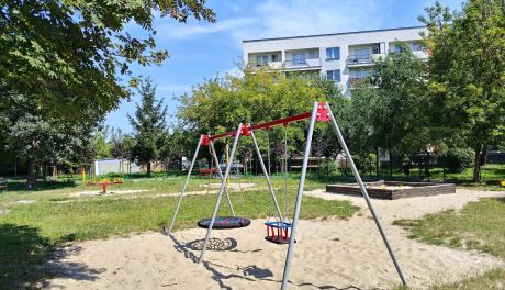 Sandomierz modernizuje place zabaw. Miasto wymienia zużyte urządzenia na nowe
