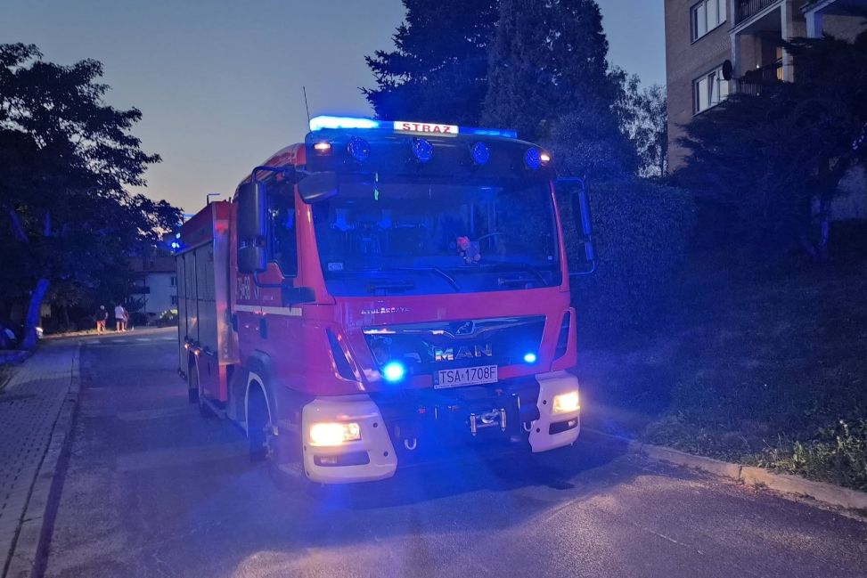 Pożar mieszkania przy ulicy Cieśli w Sandomierzu. Strażacy interweniowali wieczorem
