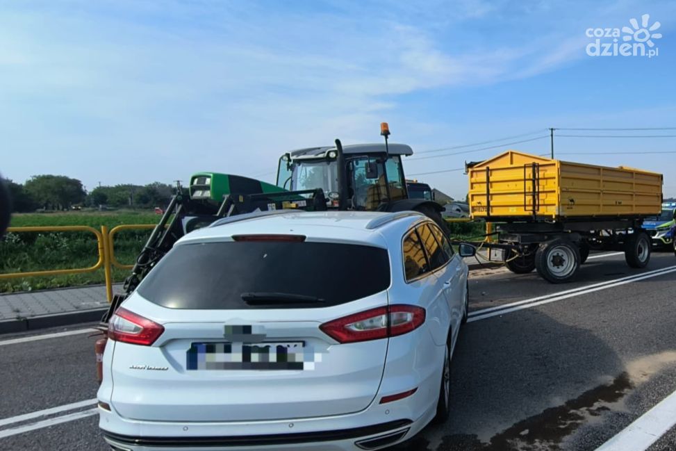 Zderzenie osobówki z ciągnikiem na DK9 w Goźlicach. Jedna osoba trafiła do szpitala