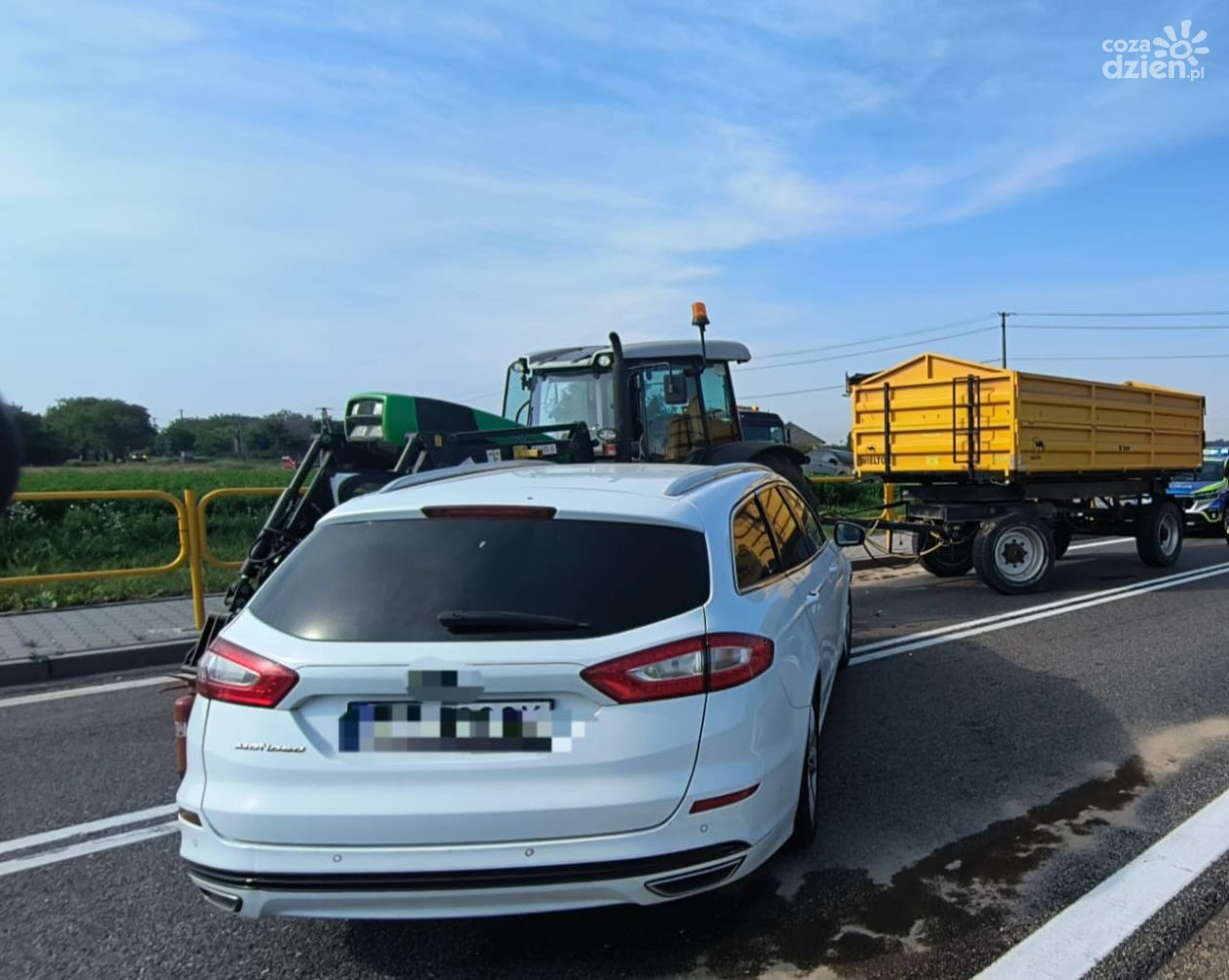Zderzenie osobówki z ciągnikiem na DK9 w Goźlicach. Jedna osoba trafiła do szpitala