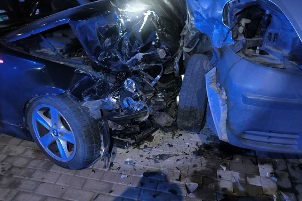 Pijany kierowca BMW uderzył w trzy zaparkowane samochody. Groził policjantom podczas interwencji