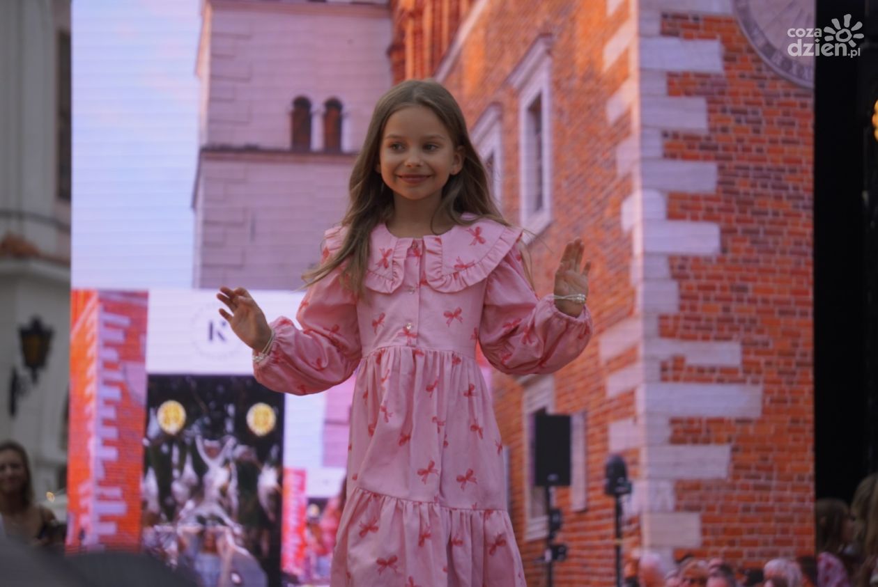 Od codzienności po haute couture. Moda opanowała Rynek w Sandomierzu (ZDJĘCIA)