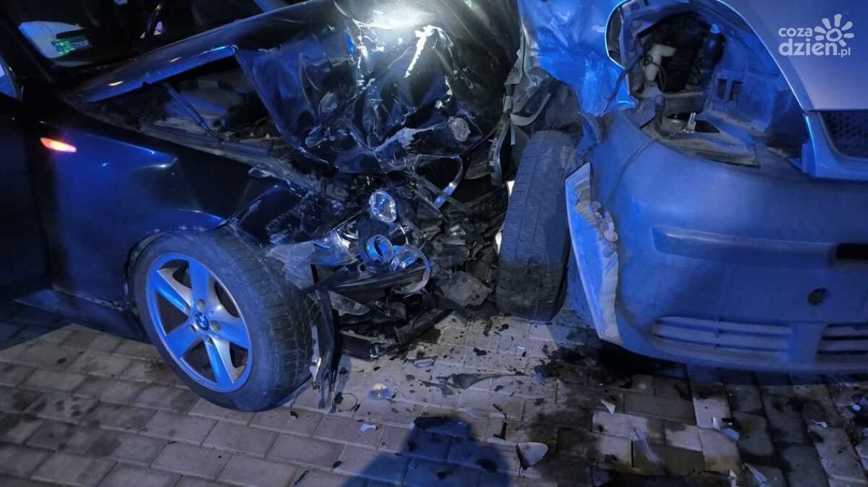 Pijany kierowca BMW uderzył w trzy zaparkowane samochody. Groził policjantom podczas interwencji