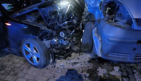 Pijany kierowca BMW uderzył w trzy zaparkowane samochody. Groził policjantom podczas interwencji