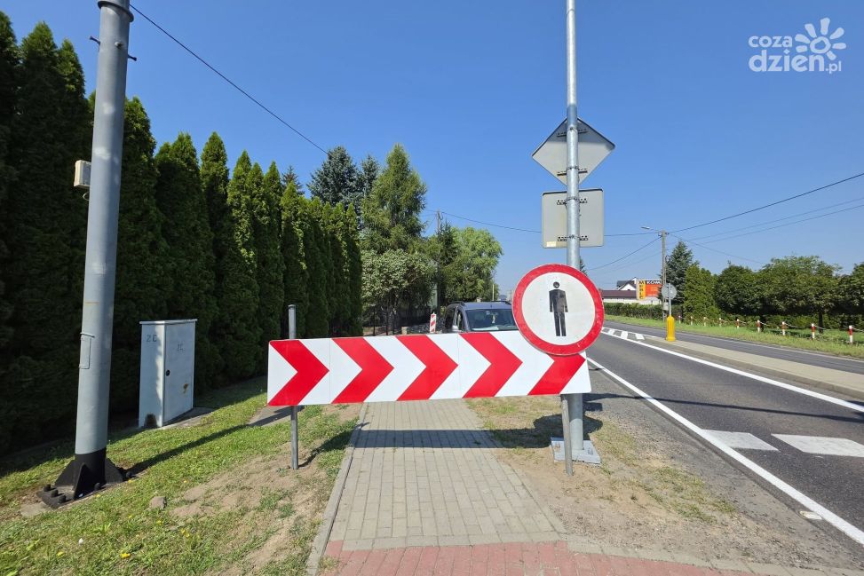 Rusza remont chodnika przy krajowej 77 w Gorzycach. Kierowcy i piesi muszą liczyć się z utrudnieniami
