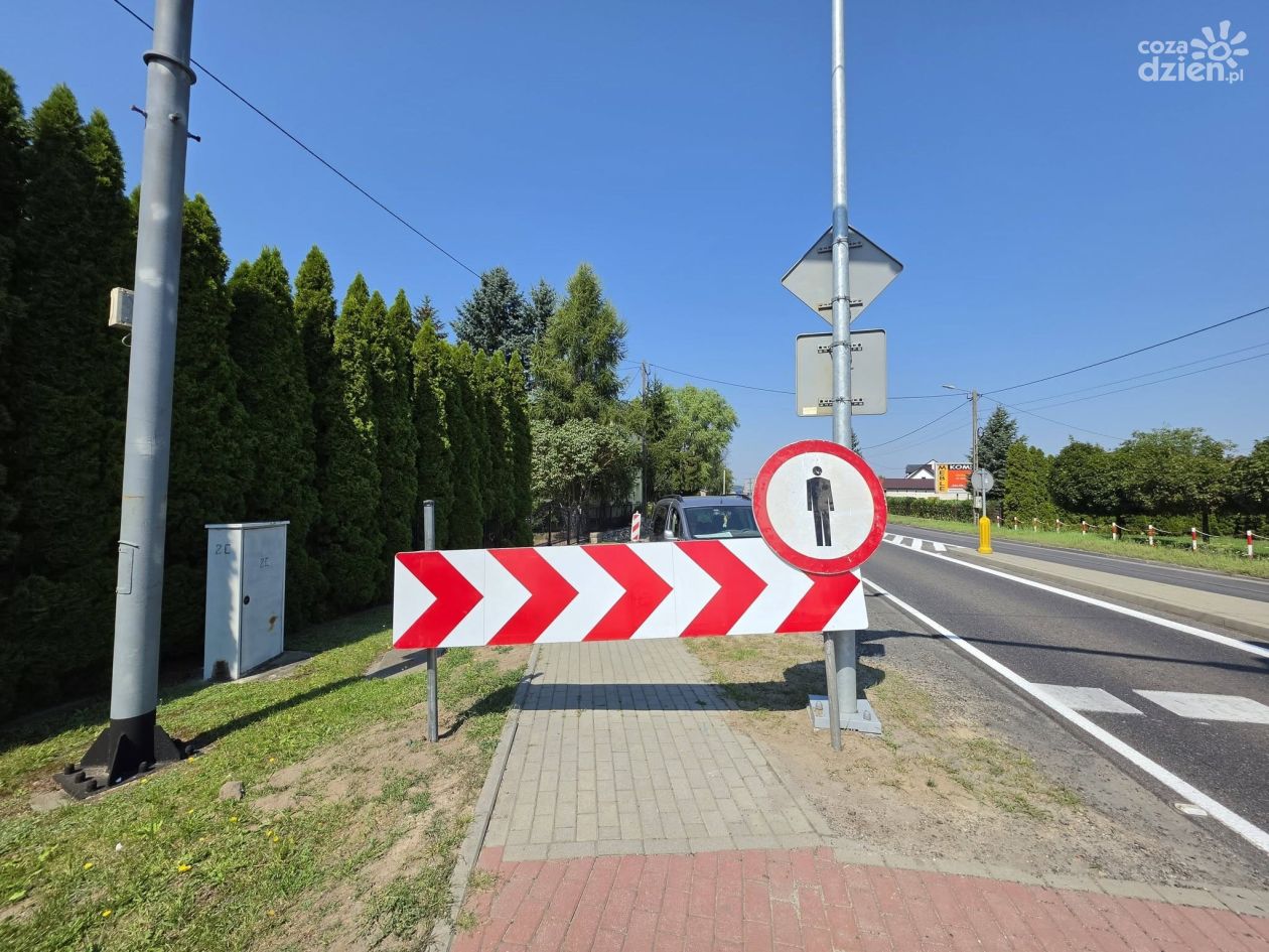 Rusza remont chodnika przy DK77 w Gorzycach. Kierowcy i piesi muszą liczyć się z utrudnieniami
