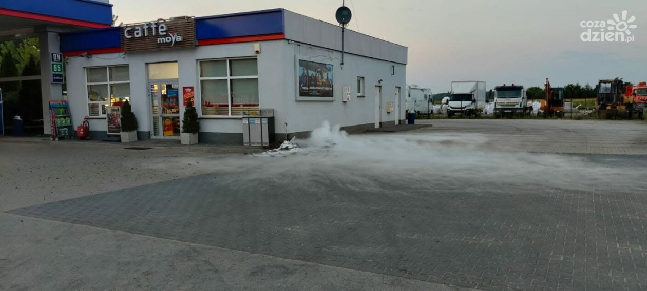 Wyciek gazu na stacji paliw w Zawichoście. Droga wojewódzka zablokowana