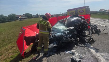 Śmiertelny wypadek na DK9. Zginął kierowca samochodu osobowego