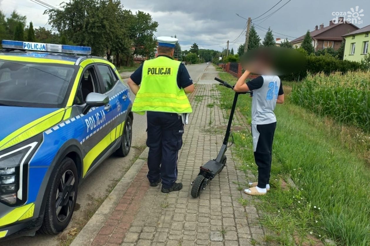 Jeździli hulajnogami po alkoholu. Jeden dostał 2500 zł mandatu