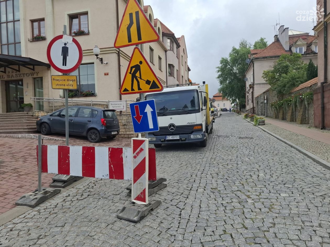 Rozpoczął się remont ulicy Żydowskiej w Sandomierzu. Utrudnienia potrwają do końca listopada