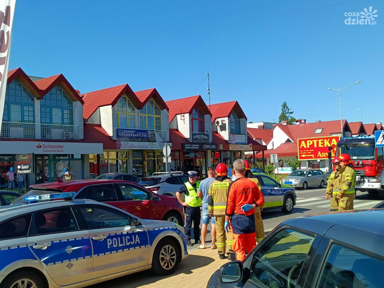 Zderzenie radiowozu z Fordem w Sandomierzu. Dwie osoby trafiły do szpitala