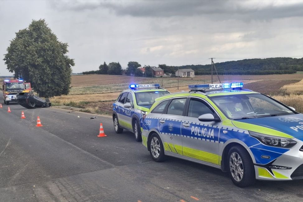 Samochód dachował w Nowej Wsi. 28-latka trafiła do szpitala