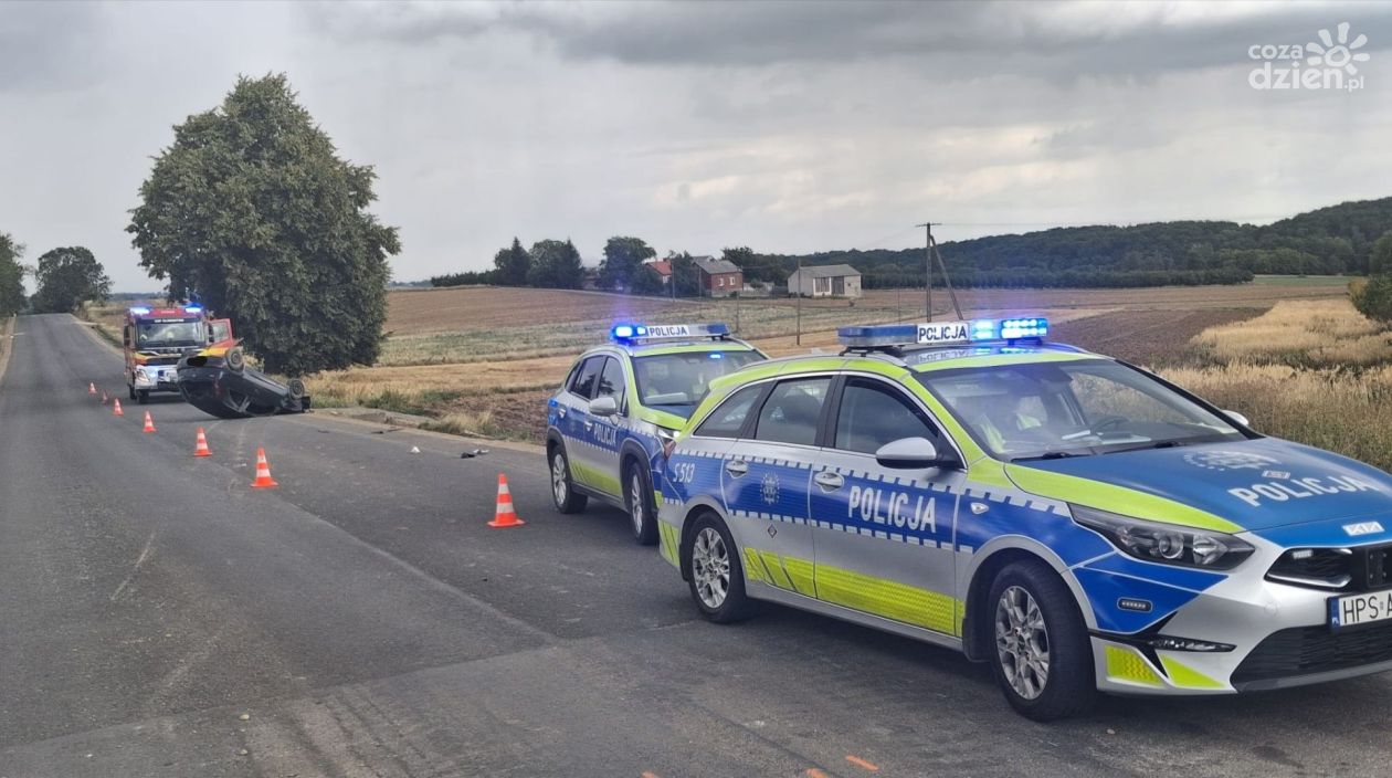 Samochód dachował w Nowej Wsi. 28-latka trafiła do szpitala