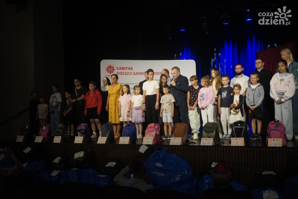 „Tornister pełen uśmiechów”. 362 dzieci otrzymają szkolne wyprawki