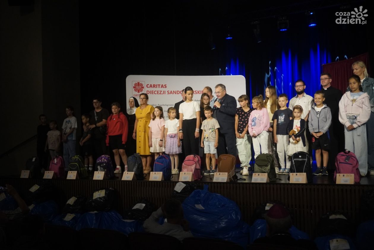 „Tornister pełen uśmiechów”. 362 dzieci otrzymają szkolne wyprawki