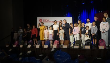 „Tornister pełen uśmiechów”. 362 dzieci otrzymają szkolne wyprawki