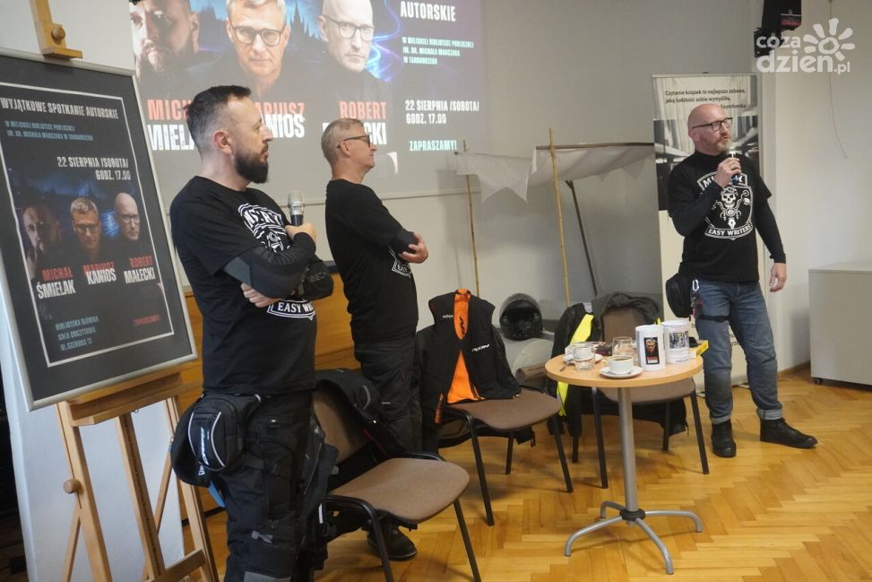 Pisarze na motocyklach dla Dawida. Charytatywny rajd kryminalistów zakończył się w Tarnobrzegu